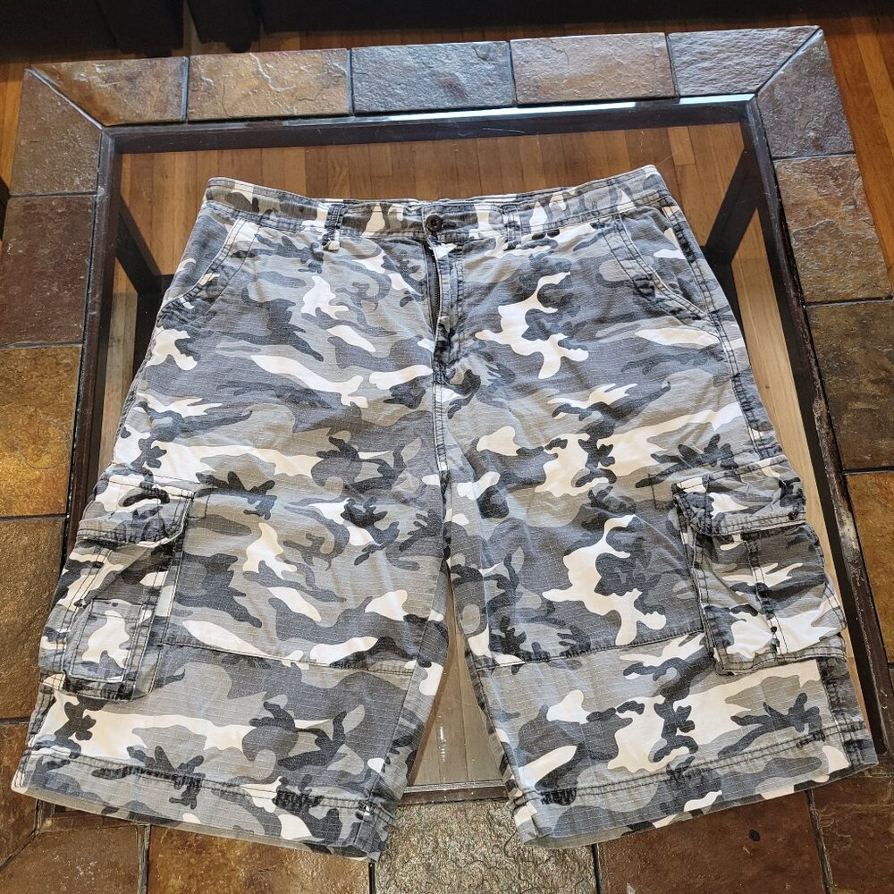LA Gate Camo Cargo Shorts White-Black-Grey, 42 Waist Good Condition.